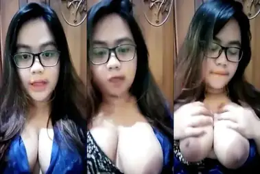 Bokep Indo ABG Kacamata Pamer Dada Montok poster