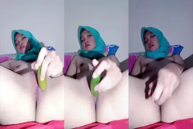 Bokep Jilbab Ukhti Sange Colmek Timun Di Kamar poster