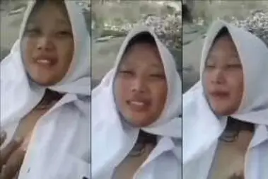 Bokep SMA Lugu Ditarik Kekasih Main Di Area Sungai poster